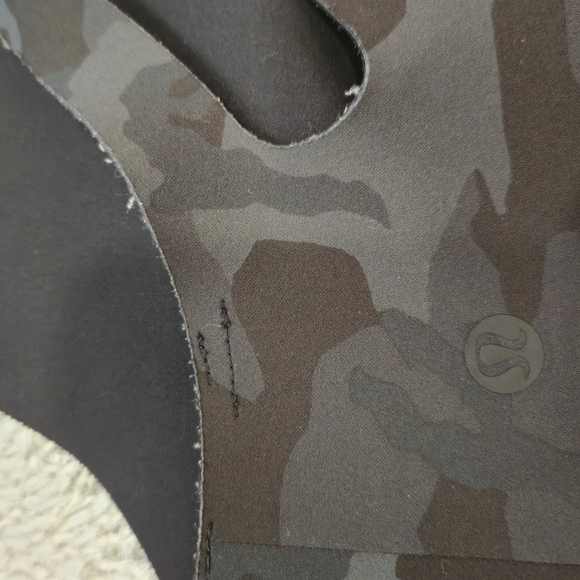 lululemon athletica Black Camo Strappy Sports Bra Size 6 - Picture 4 of 4